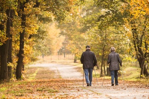 Polacy 50+ aktywni fizycznie, ale nie wydaj pienidzy na sport [Nordic walking, © goldencow_images - Fotolia.com]