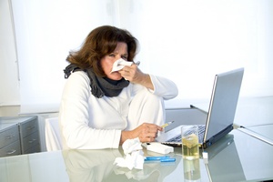Polak chodzi do pracy pomimo choroby [© wildworx - Fotolia.com]