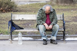 Policjanci apeluj: zim zwracajmy uwag na bezdomnych i starszych [Bezdomno, © Cylonphoto - Fotolia.com]