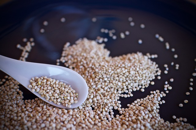 Quinoa - mąka z komosy ryżowej ma wiele wartości odżywczych  [fot. Luisella Planeta from Pixabay]