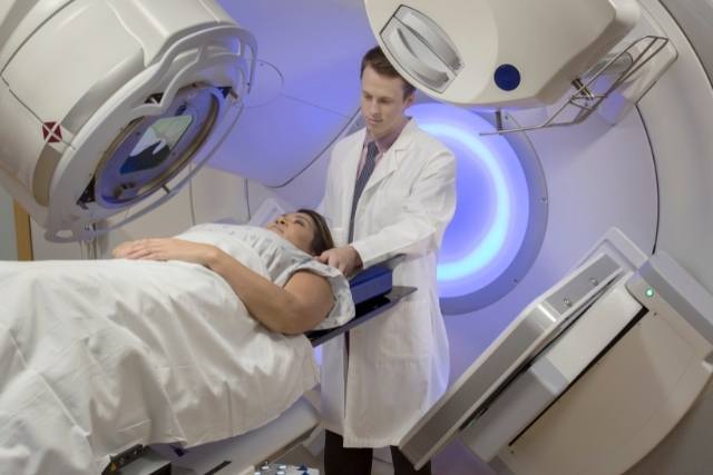 Radioterapia wzmocni odporność i pomoże skuteczniej walczyć z rakiem? [fot. collage Senior.pl / Canva]