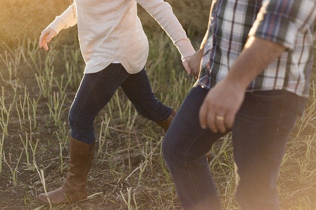 Regularne chodzenie zapobiegnie bólom kolan [fot. Pexels from Pixabay]