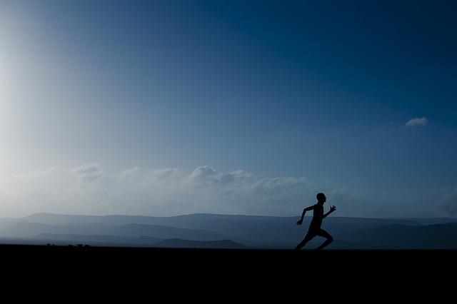 Regularnie uprawiony sport pomaga osłabić depresję [fot. David Mark from Pixabay]