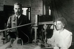 fot. Maria i Pierre Curie w laboratorium, PD