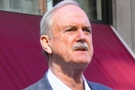 Rybka zwana Wand zapiewa [John Cleese fot. Paul Boxley, CC 3.0, Wikimedia Commons]