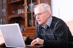 Seniorom atwiej czyta tekst z monitora [© Sakala - Fotolia.com]