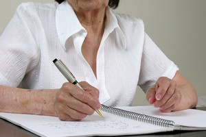 Seniorze, czytaj drobny druczek. Szczeglnie w umowach finansowych [© hellblazer - Fotolia.com]
