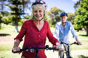 Seniorzy bezpieczniejsi na rowerach [© WavebreakMediaMicro - Fotolia.com]
