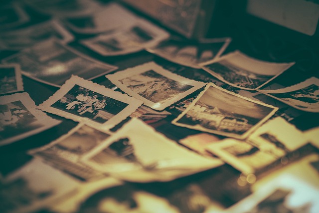 Seniorzy mają kłopoty z „wydobyciem” wspomnień ze względu na zgromadzoną wiedzę [fot. Igor Ovsyannykov from Pixabay]