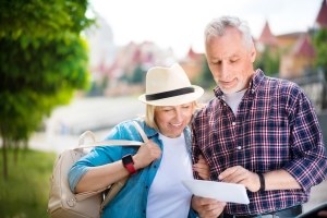 Seniorzy na wakacjach wybieraj zwiedzanie [Fot. zinkevych - Fotolia.com]