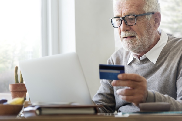 Seniorzy na zakupach w sieci. Czego szukaj? [Fot. Rawpixel.com - Fotolia.com]