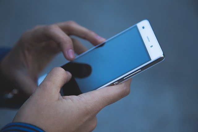 Smartfon - krótsze dzienne użytkowanie to lepsze zdrowie i psychiczne samopoczucie  [fot. Pexels from Pixabay]