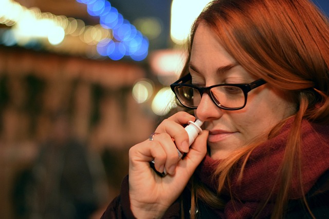 Spray do nosa pomoe przy napadowym czstoskurczu nadkomorowym [fot. Thorsten Frenzel from Pixabay]