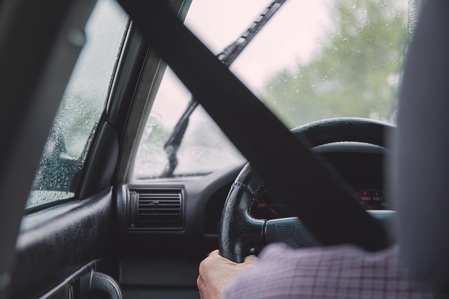 Starsi kierowcy jed bezpieczniej ni modsi [fot. freestocks-photos from Pixabay]