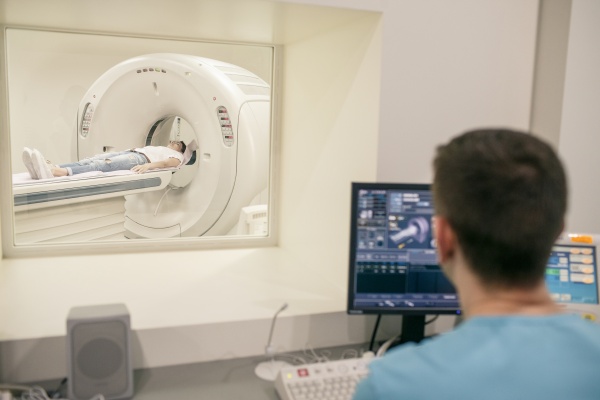 Stuczenie, zwichnicie czy zamanie? W diagnozie pomoe rezonans magnetyczny [Fot. oksanazahray - Fotolia.com]