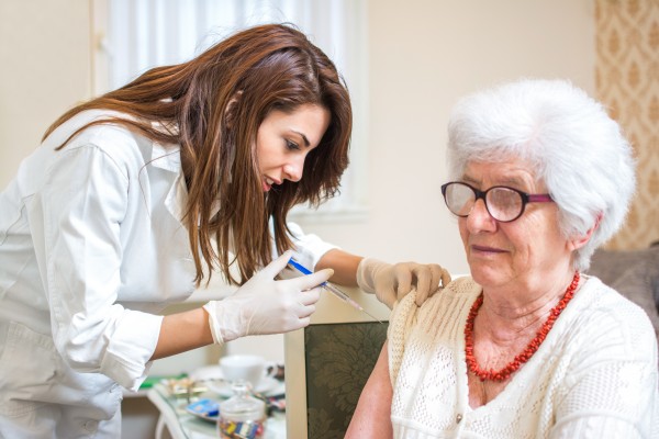 Stuletni seniorzy szczepi si przeciw grypie [Fot. Bojan - Fotolia.com]