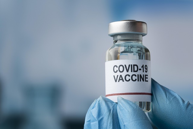 Szczepienie przeciw COVID-19 zmniejsza ryzyko zawału i udaru [fot. Tri Nguyen from Pixabay]