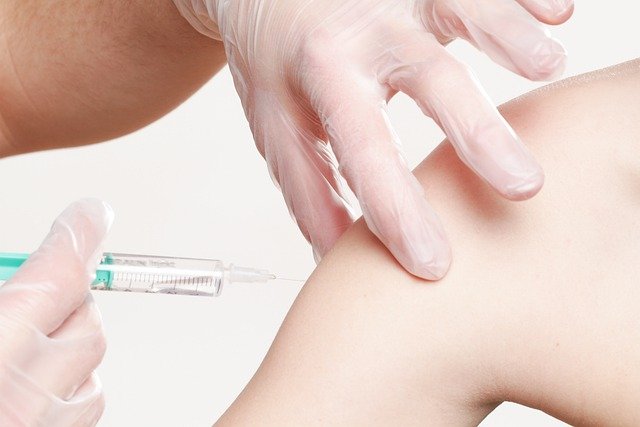 Szczepionka przeciw grypie osłabia ryzyko udaru [fot. Angelo Esslinger from Pixabay]