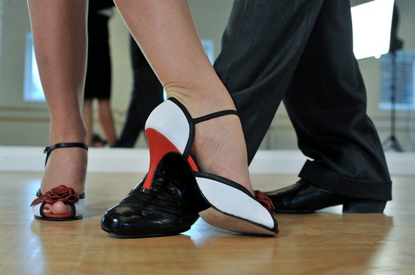Taniec - doskonała aktywność dla seniora [fot. Bernard-Verougstraete from Pixabay]