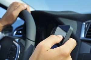 Telefon komrkowy w samochodzie zaburza uwag kierowcw [©  nito - Fotolia.com]