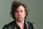 Tim Burton pije sok z uka [Tim Burton fot. Warner Bros. Poland]