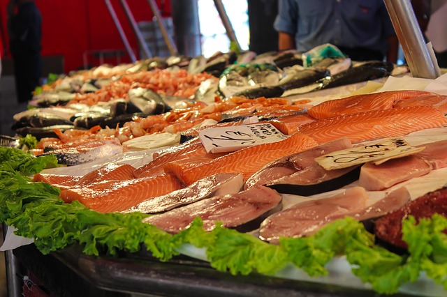 Tłuste ryby poprawią poziom i profil cholesterolu [fot. Susanne Pälmer from Pixabay]