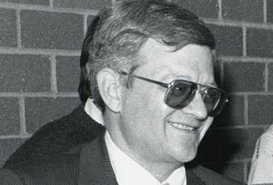 Tom Clancy nie yje [Tom Clancy, fot. Gary Wayne Gilbert,CC BY-SA 2.0, Wikimedia Commons ]