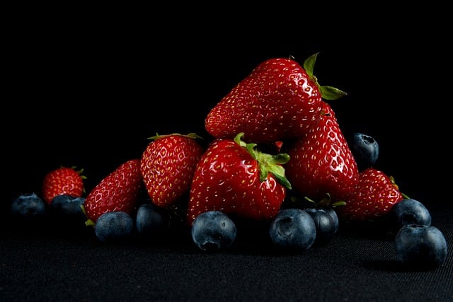 Truskawki (i inne owoce jagodowe) osłabiają ryzyko demencji [fot. Karyna Panchenko from Pixabay]