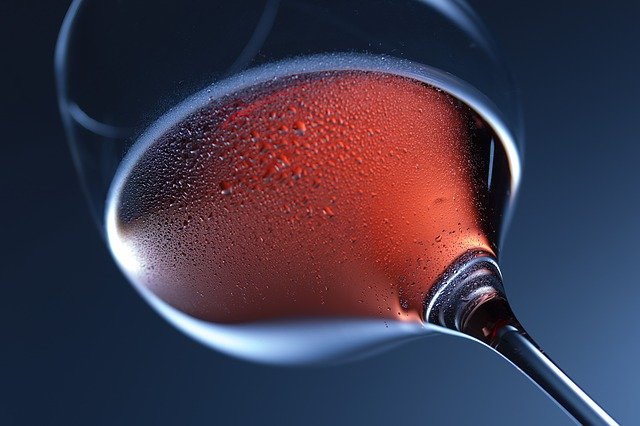 Umiarkowane ilości alkoholu mogą chronić serce [fot. Dirk Wohlrabe from Pixabay]
