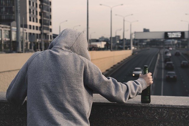 Uzależnienie od alkoholu zabiera niemal 8 lat życia [fot. Leczenie narkomanii from Pixabay]