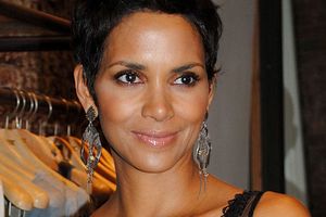 W Hollywood nigdy nie jest si za starym na macierzystwo lub ojcostwo... [Halle Berry, fot.  German Marin, CC BY 3.0, Wikimedia Commons]