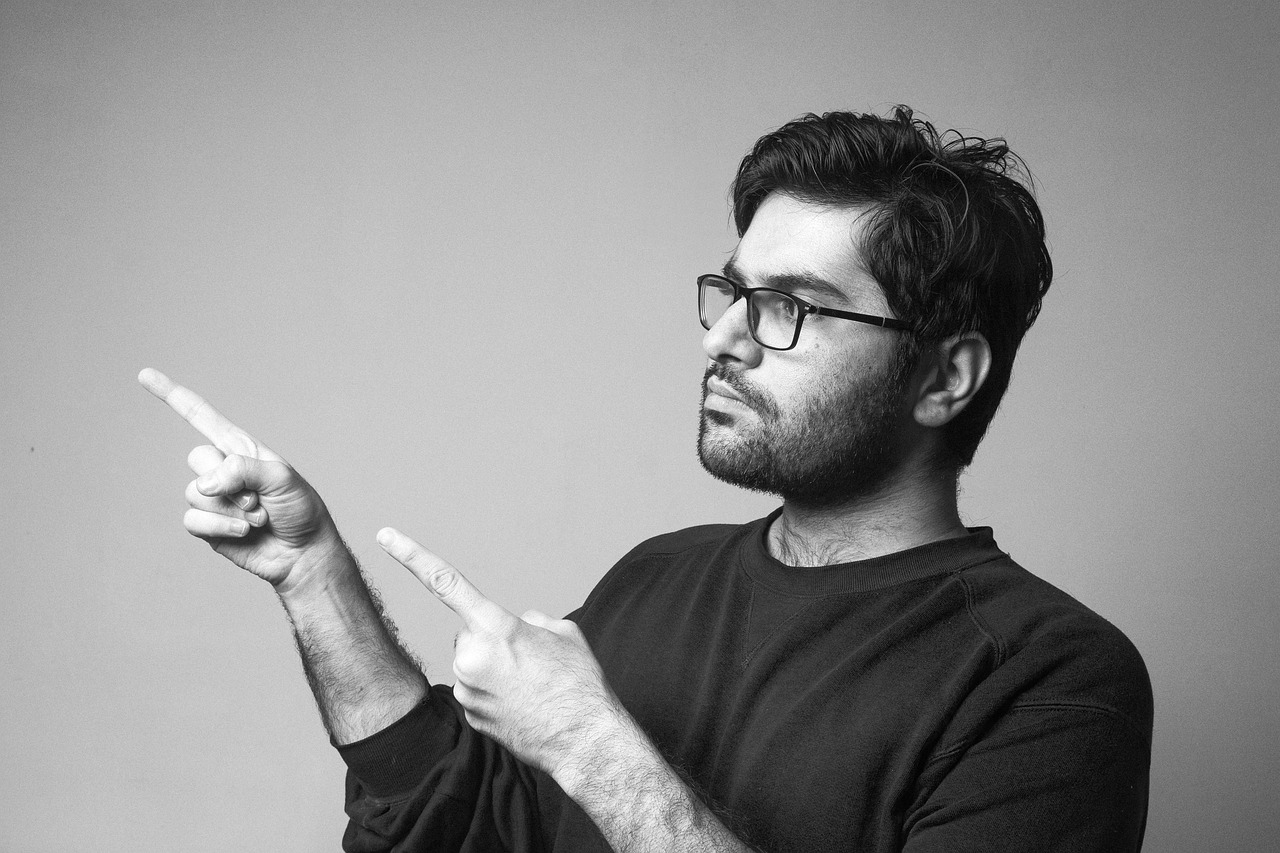 W jaki sposb gestykulacja uatwia komunikacj [fot. Usman Yousaf from Pixabay]