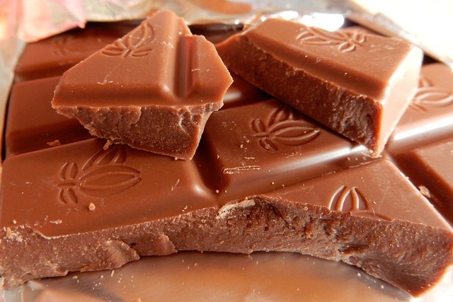 Warto zacząć dzień od mlecznej czekolady. To pomoże schudnąć... [fot. jhenning_beauty_of_nature from Pixabay]