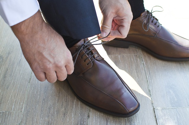 Większość seniorów nosi niewłaściwe buty, a to sprzyja upadkom i bólom stóp [fot. Goumbik from Pixabay]