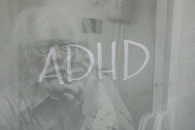 Wielu dorosych zmaga si z niezdiagnozowanym ADHD [fot. collage Senior.pl / Canva]
