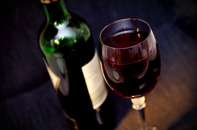 Wino pomaga spalać tłuszcz [fot. congerdesign from Pixabay]