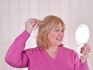 Wypadanie włosów: warto udać się do dermatologa [© jimdeli - Fotolia.com]