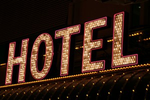 Zadueni hotelarze [© MAXFX - Fotolia.com]