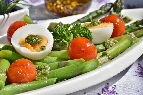 Zdrowe jedzenie (w tym odpowiednia ilość białka) przedłuży ci życie [fot. RitaE from Pixabay]