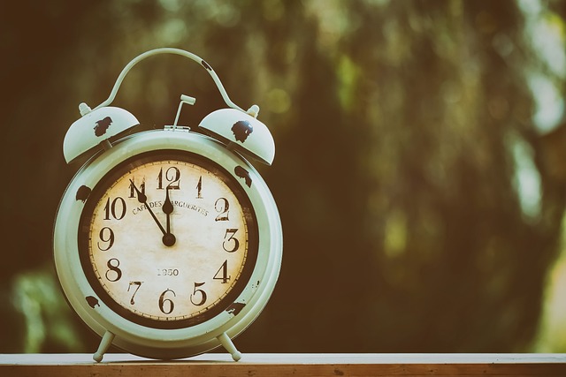 Zegar Zagady (Doomsday Clock) - im bliej pnocy, tym wicej chorb i samobjstw [fot. Alexa from Pixabay]